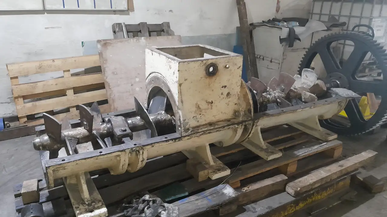 Rozebraný lis v hale při opravě pro Capital Refractories