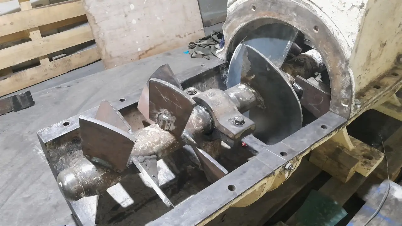 Šnekový hřídel lisu vyjmutý k opravě, Capital Refractories