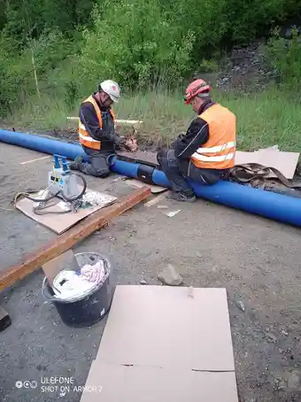 Dva pracovníci svařují potrubí PE na zemi, cementárna Hranice