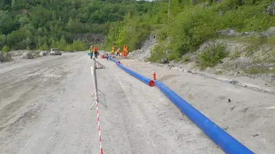 Položená trasa potrubí PE podél cesty v lomu, cementárna Hranice