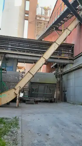 Redlerový dopravník nad zásobníkem, cementárna Hranice