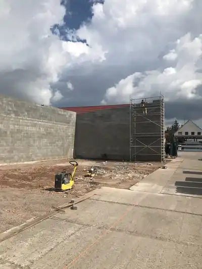 Stavba haly, betonová stěna a lešení
