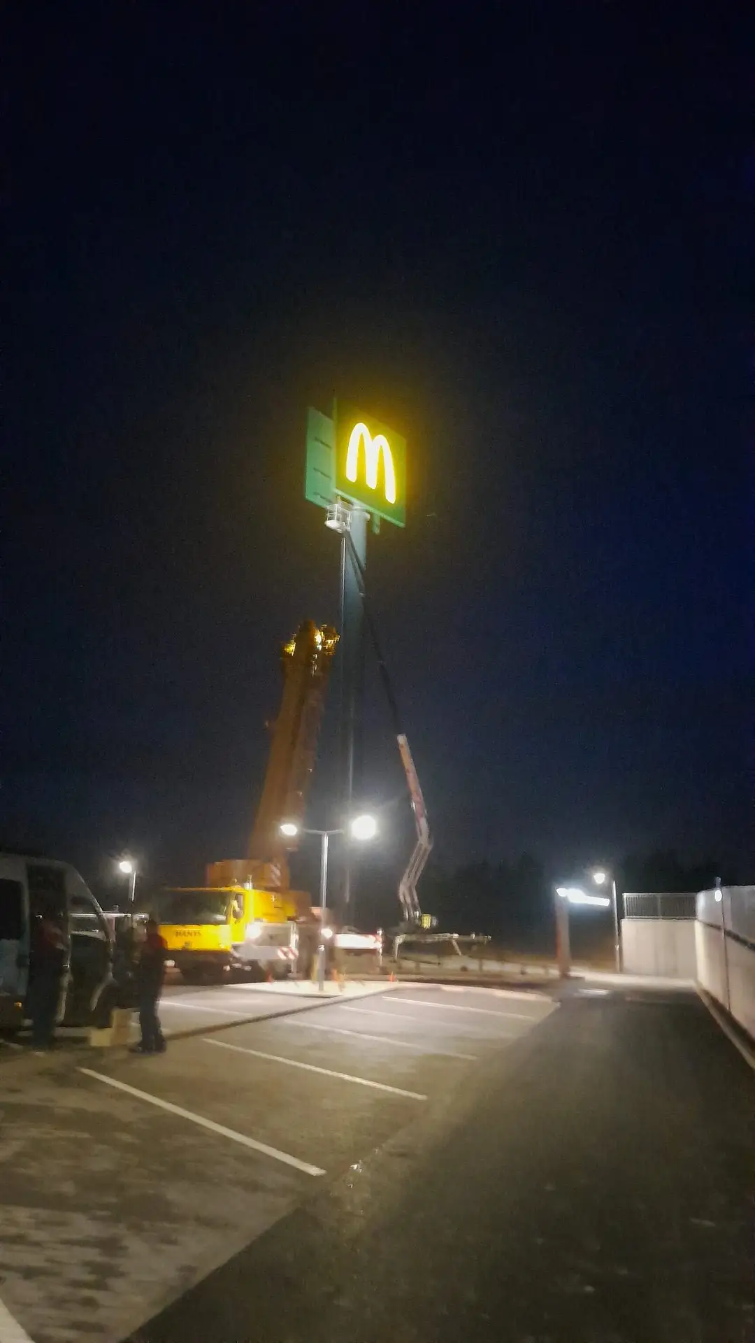 Autojeřáb a sloupy nosné konstrukce, McDonald's Bravantice