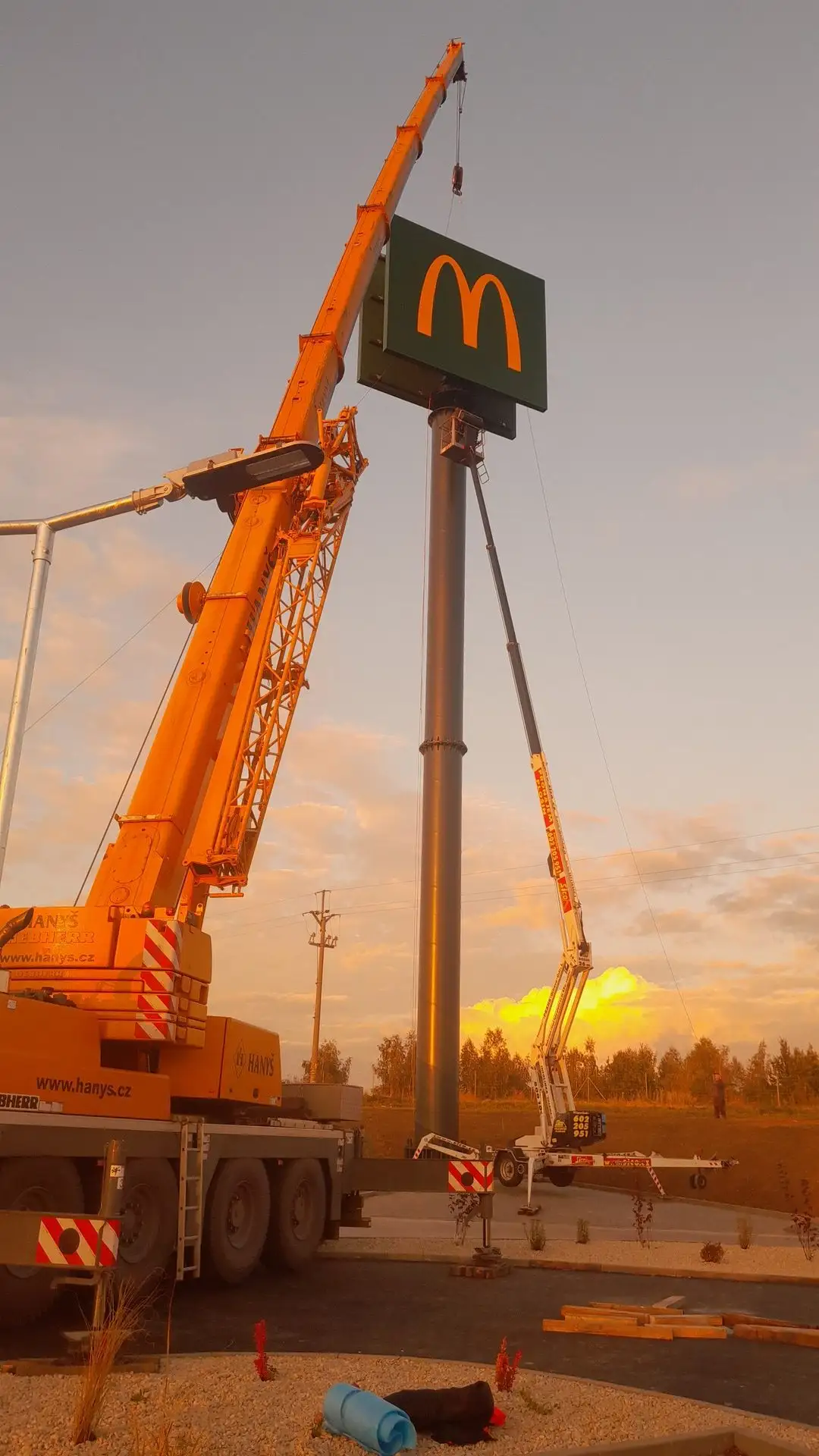 Zvedání dílu konstrukce jeřábem, McDonald's Bravantice