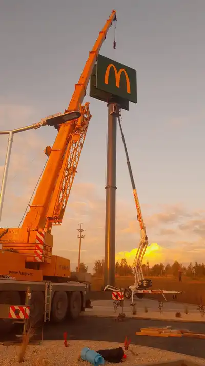 Zvedání dílu konstrukce jeřábem, McDonald's Bravantice