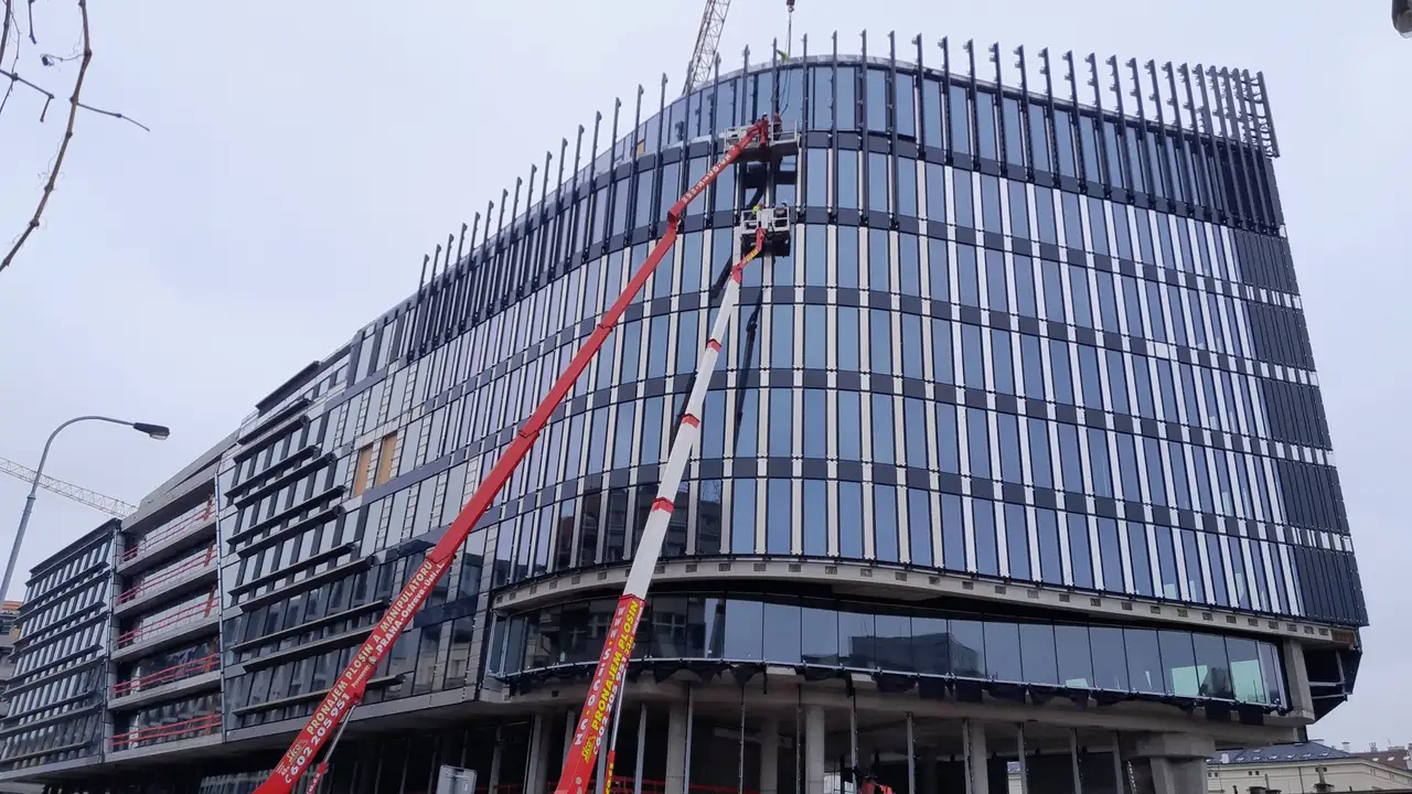 Fasáda administrativní budovy s jeřábem, Masaryk centrum Praha