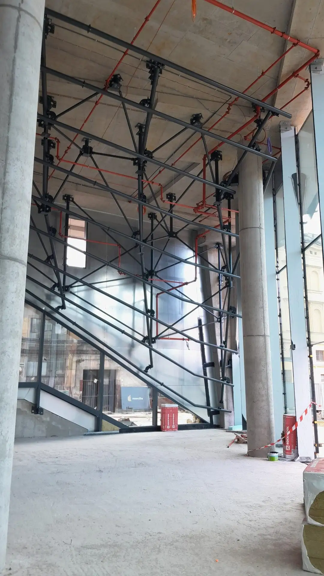 Prosklená fasáda zevnitř během montáže, Masaryk centrum Praha