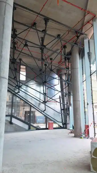 Prosklená fasáda zevnitř během montáže, Masaryk centrum Praha