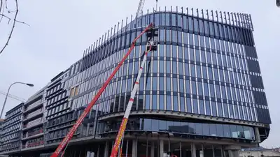Fasáda administrativní budovy s jeřábem, Masaryk centrum Praha