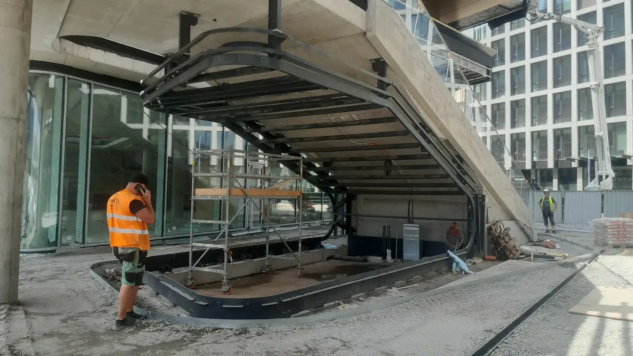 Pracovník pod betonovou konstrukcí, Masaryk centrum Praha