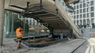 Pracovník pod betonovou konstrukcí, Masaryk centrum Praha