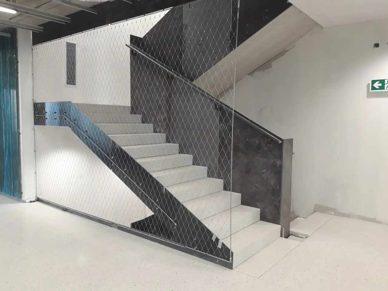 Schodiště s ocelovým zábradlím v rozestavěném objektu, Praha City
