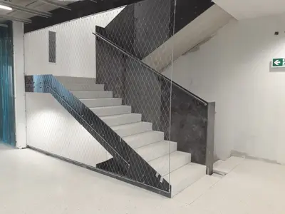 Schodiště s ocelovým zábradlím v rozestavěném objektu, Praha City