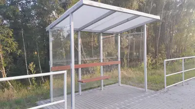 Autobusová zastávka s bílou konstrukcí, Profiza