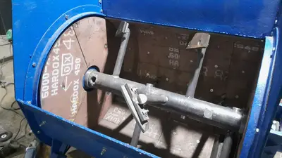 Vnitřek bubnu míchačky před generální opravou, STASPO