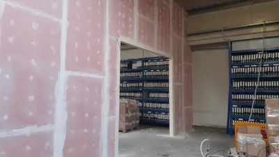 Vyzděná požární příčka ve skladu, Trestles