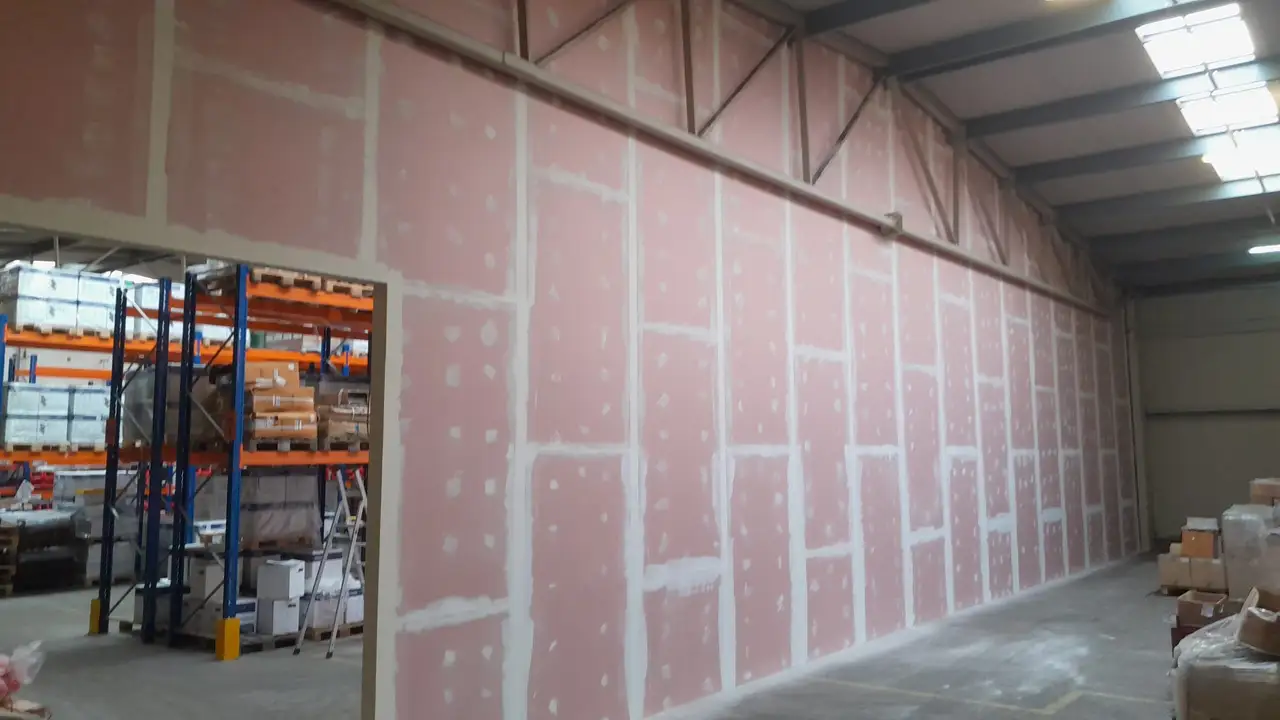 Požární příčka podél regálů, Trestles