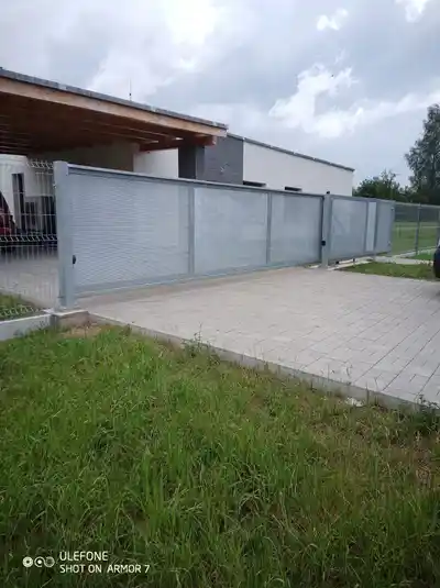 Ocelová brána s plným výplňovým panelem, Žermanice