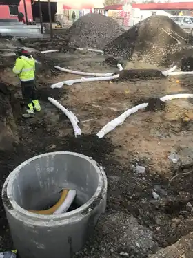 Pokládka betonové kanalizační skruže do výkopu