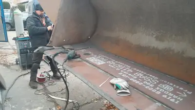 Navařování břitu lžíce nakladače