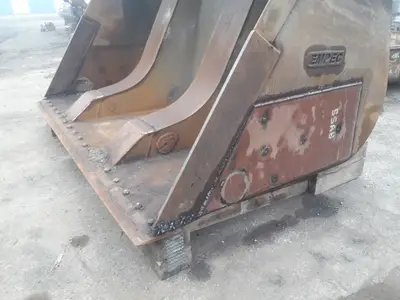 Lžíce nakladače po opravě břitu