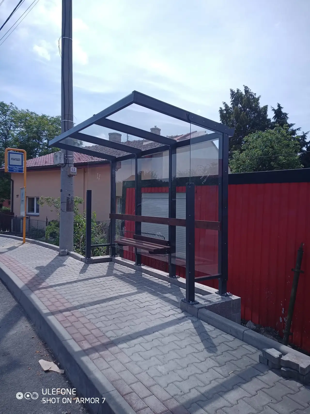 Autobusová zastávka s prosklenou stěnou, Skřečoň