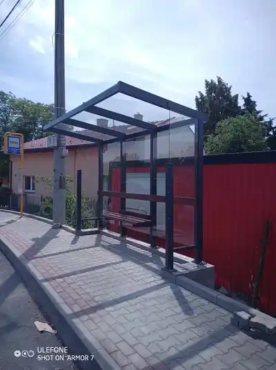 Autobusová zastávka s prosklenou stěnou, Skřečoň