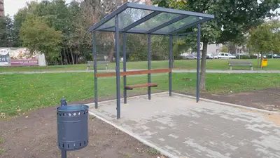 Zastávkový přístřešek v parku, Bohumín